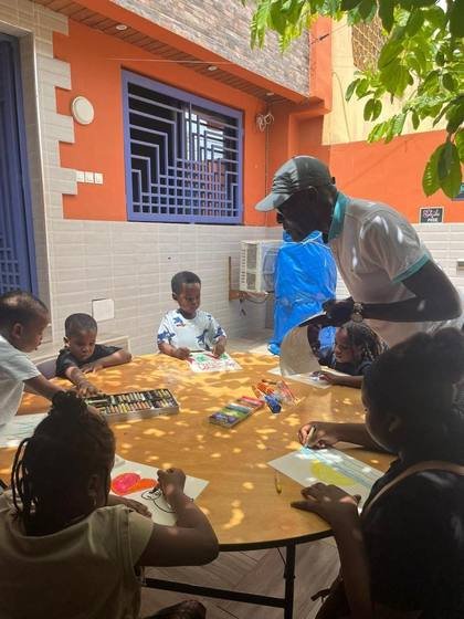 Enfants et adultes autour d’une table de peinture
