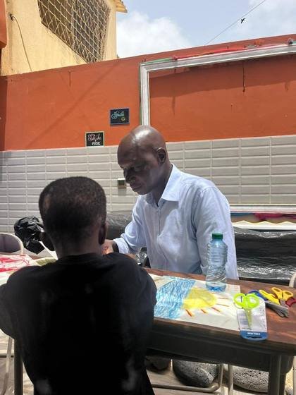 Un adulte accompagne un enfant pendant l’atelier