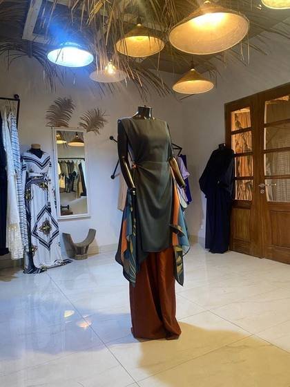 Showroom du concept store, vêtements sur portants