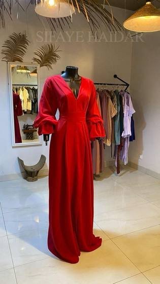 Robe rouge présentée sur mannequin