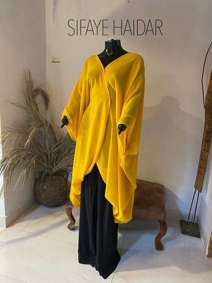 Tenue jaune et noire sur mannequin