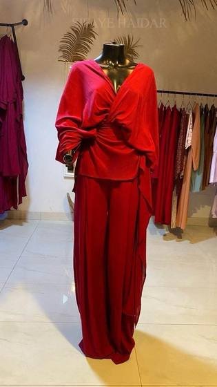 Ensemble rouge sur mannequin