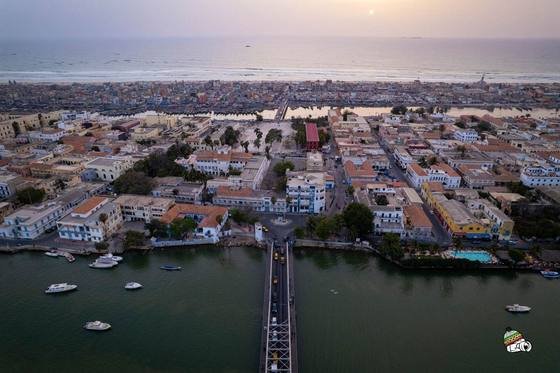 Vue aérienne d’une ville côtière et de son pont