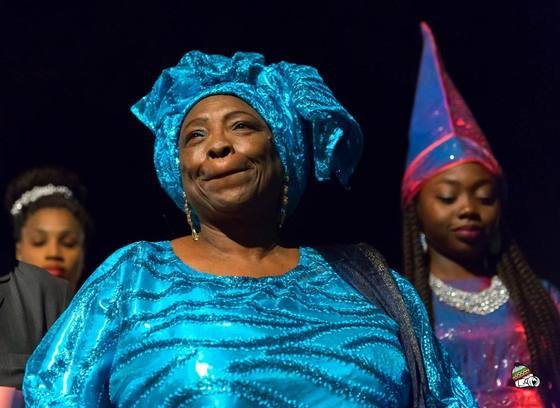 Portrait de femmes en tenues de fête colorées