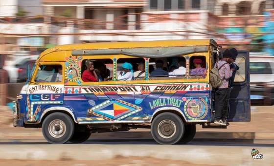 Car rapide aux couleurs vives dans la rue