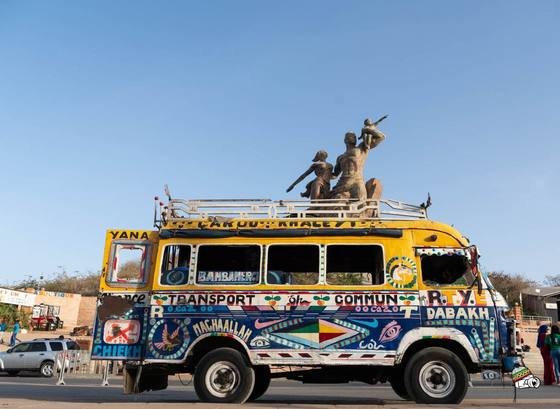 Car rapide décoré, des figurines sur le toit