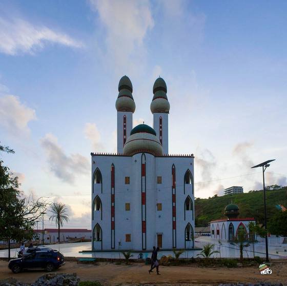 Mosquée bleue et blanche sous un ciel dégagé