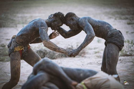 Sculpture de deux lutteurs enlacés