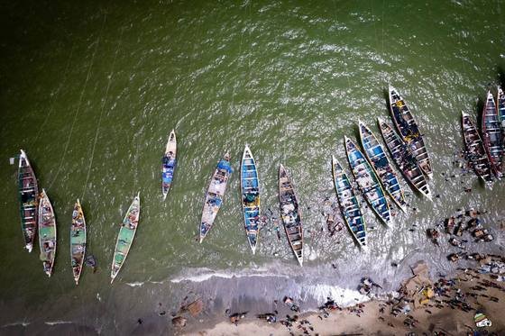 Pirogues vues du ciel sur l’eau verte