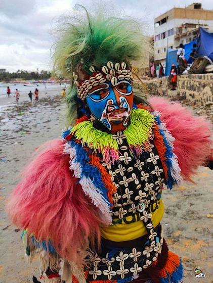 Personnage masqué aux plumes colorées