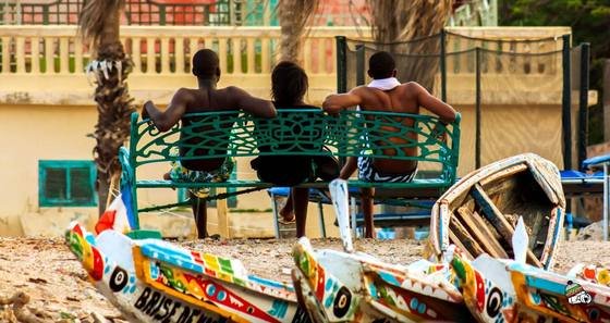 Banc face à des pirogues colorées