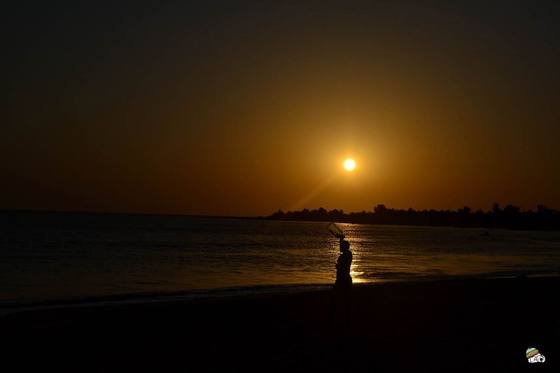 Silhouette face au soleil couchant
