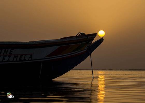 Pirogue à contre-jour devant le soleil