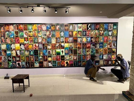Mur de petits tableaux colorés dans la galerie