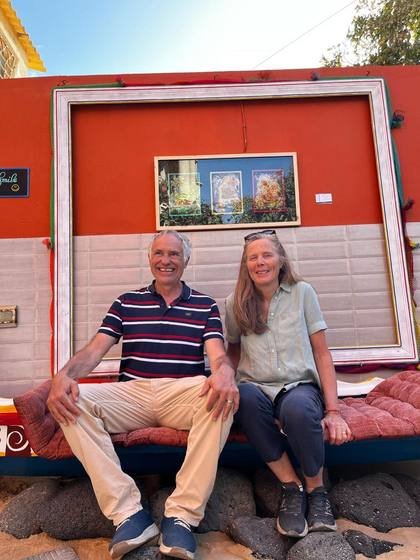 Deux invités posant ensemble